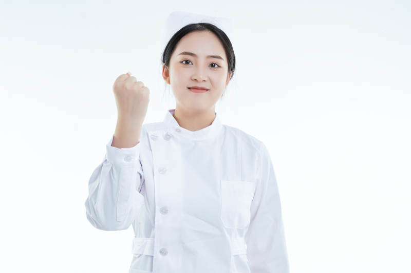身穿护士的年轻女性医护人员图片