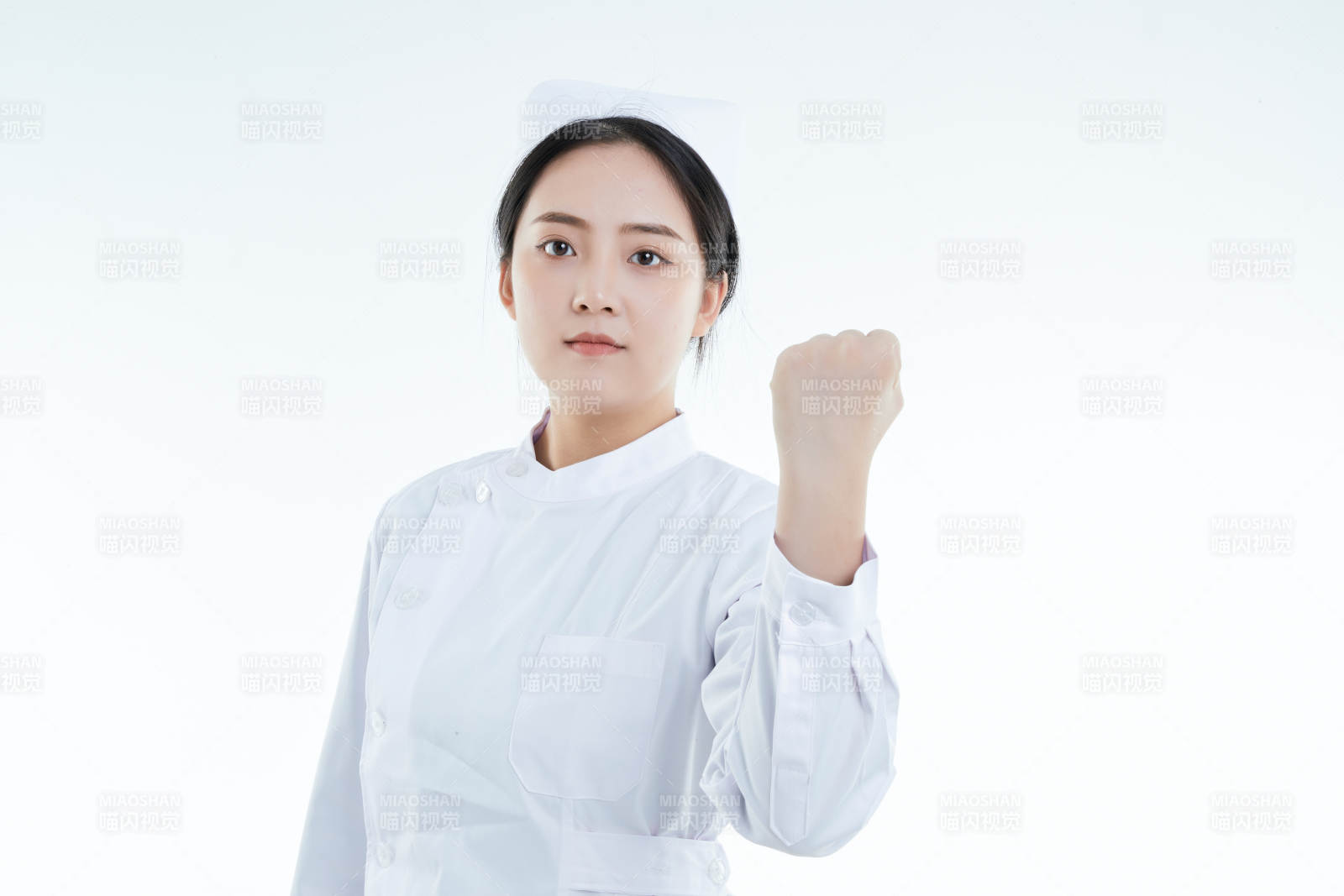 身穿护士的年轻女性医护人员图片