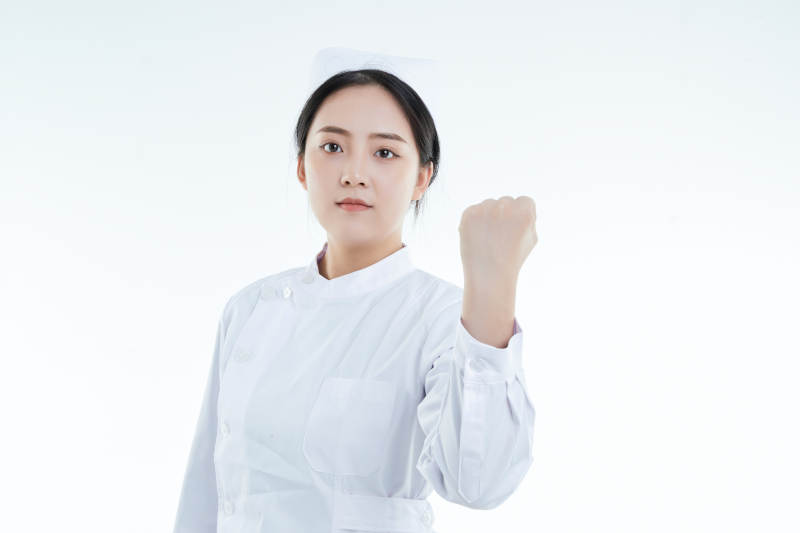 身穿护士的年轻女性医护人员图片