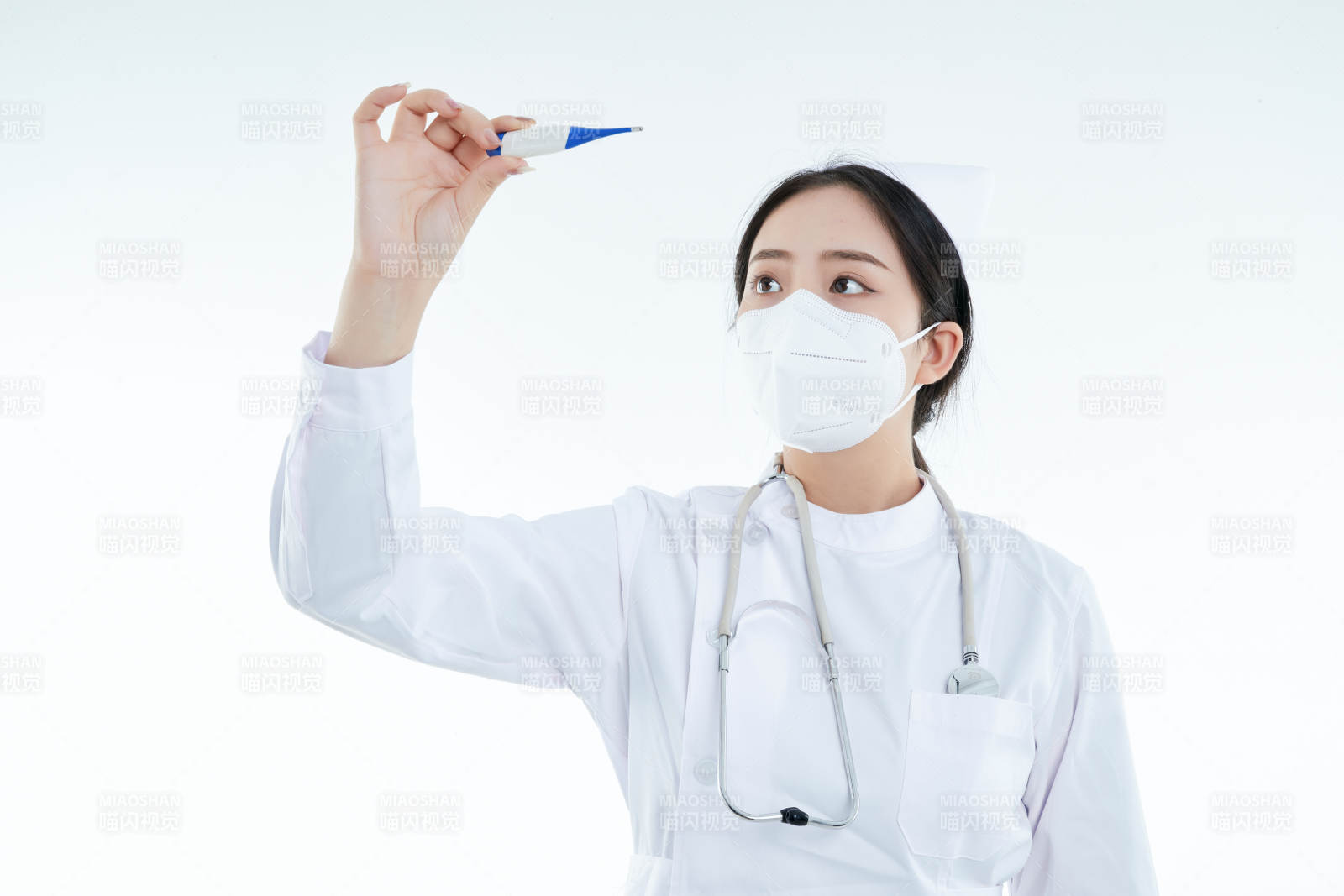 手持温度计的白衣女性医护人员图片