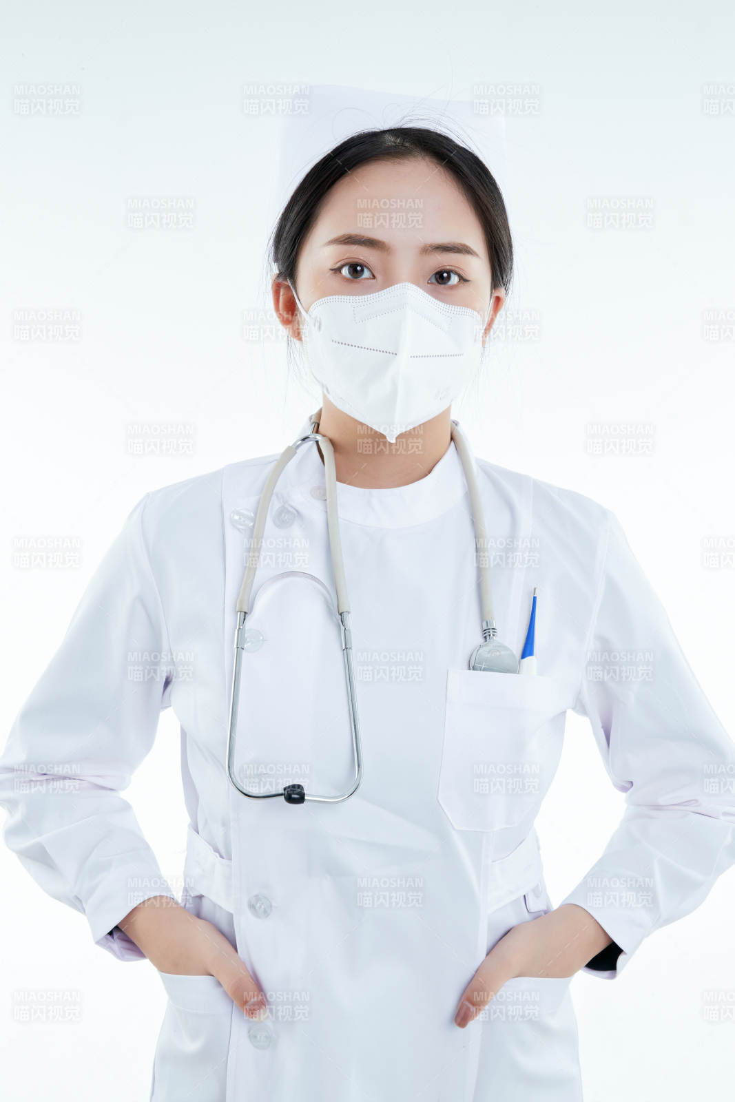 身穿护士的年轻女性医护人员图片