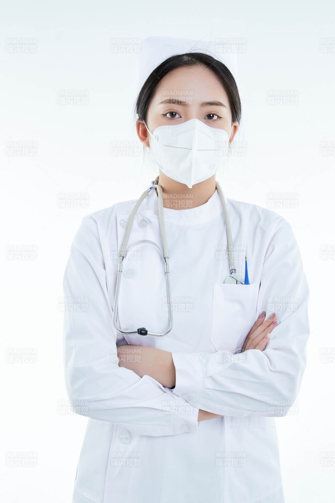 身穿护士的年轻女性医护人员图片