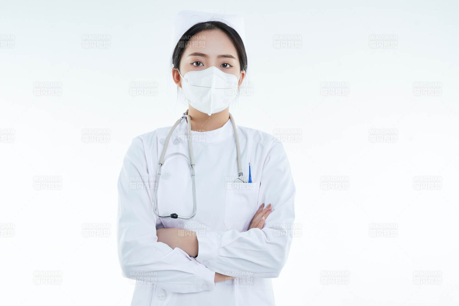 身穿护士的年轻女性医护人员图片