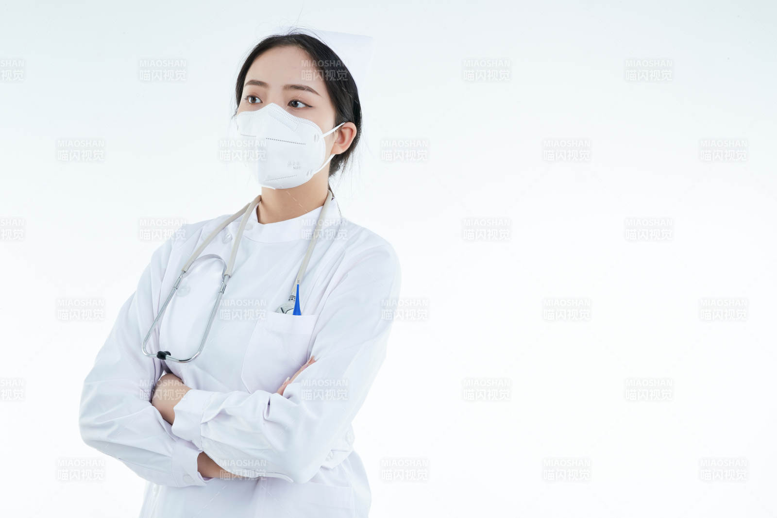 身穿护士的年轻女性医护人员图片