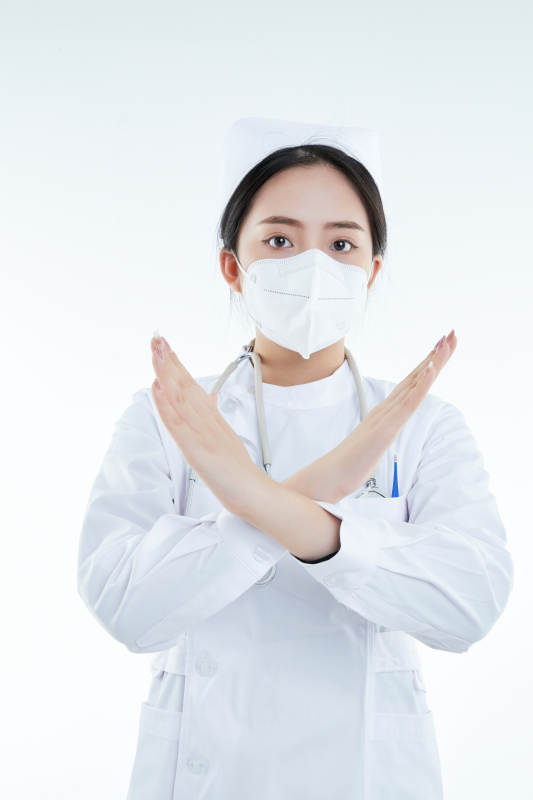 白色背景下传递传递吸烟有害健康信息的医护人员图片