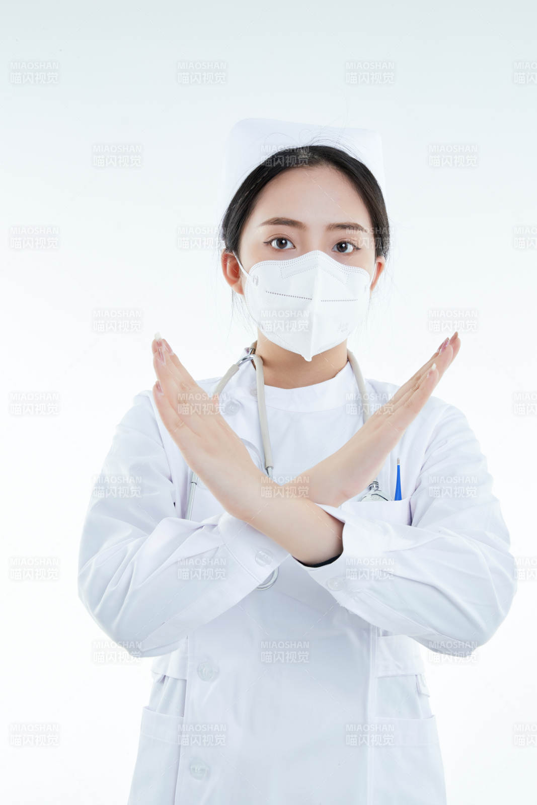 白色背景下传递传递吸烟有害健康信息的医护人员图片