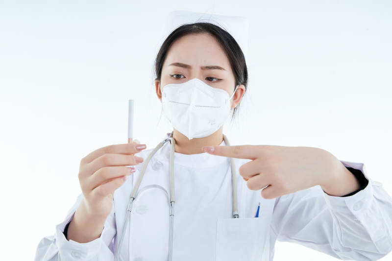 白色背景下传递传递吸烟有害健康信息的医护人员图片