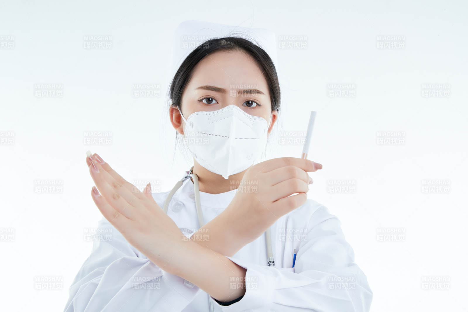白色背景下传递传递吸烟有害健康信息的医护人员图片