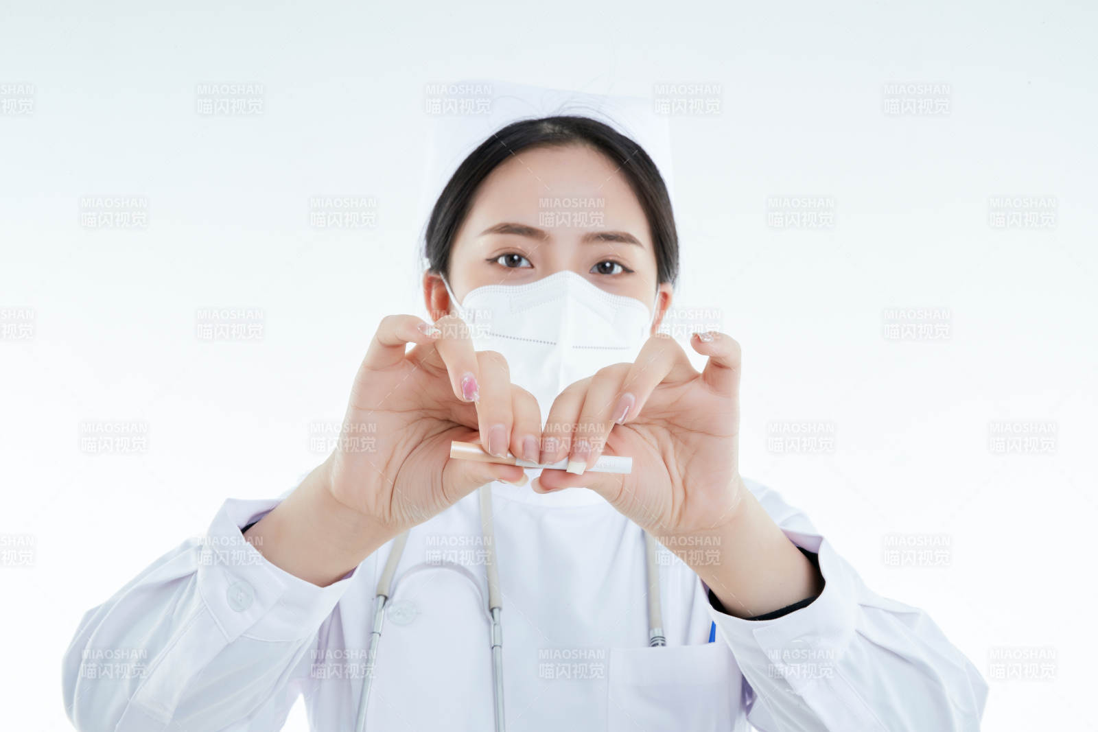 白色背景下传递传递吸烟有害健康信息的医护人员图片