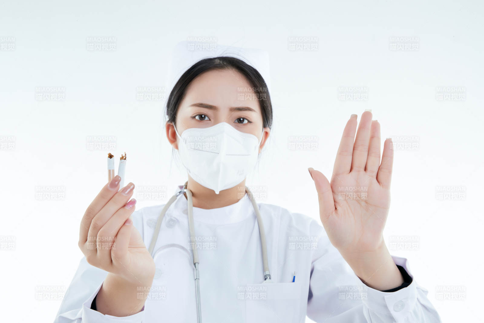 白色背景下传递传递吸烟有害健康信息的医护人员图片