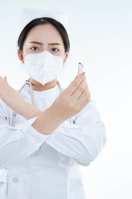 白色背景下传递传递吸烟有害健康信息的医护人员图片