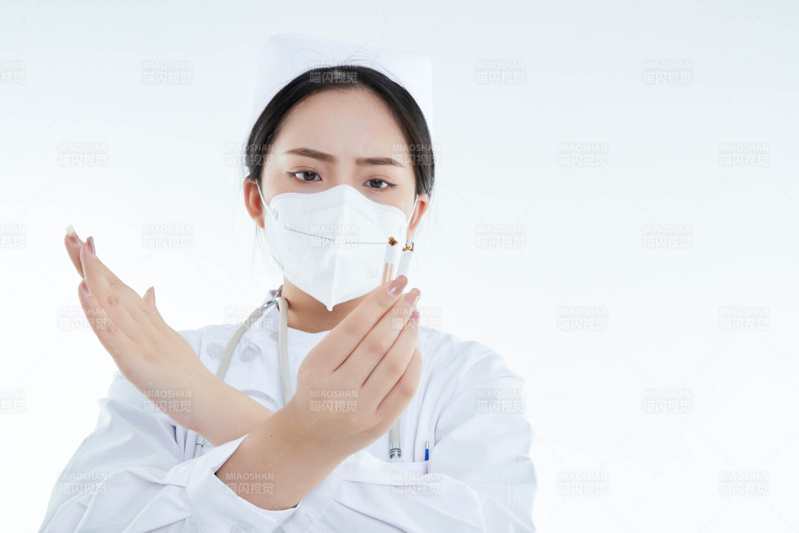 白色背景下传递传递吸烟有害健康信息的医护人员图片