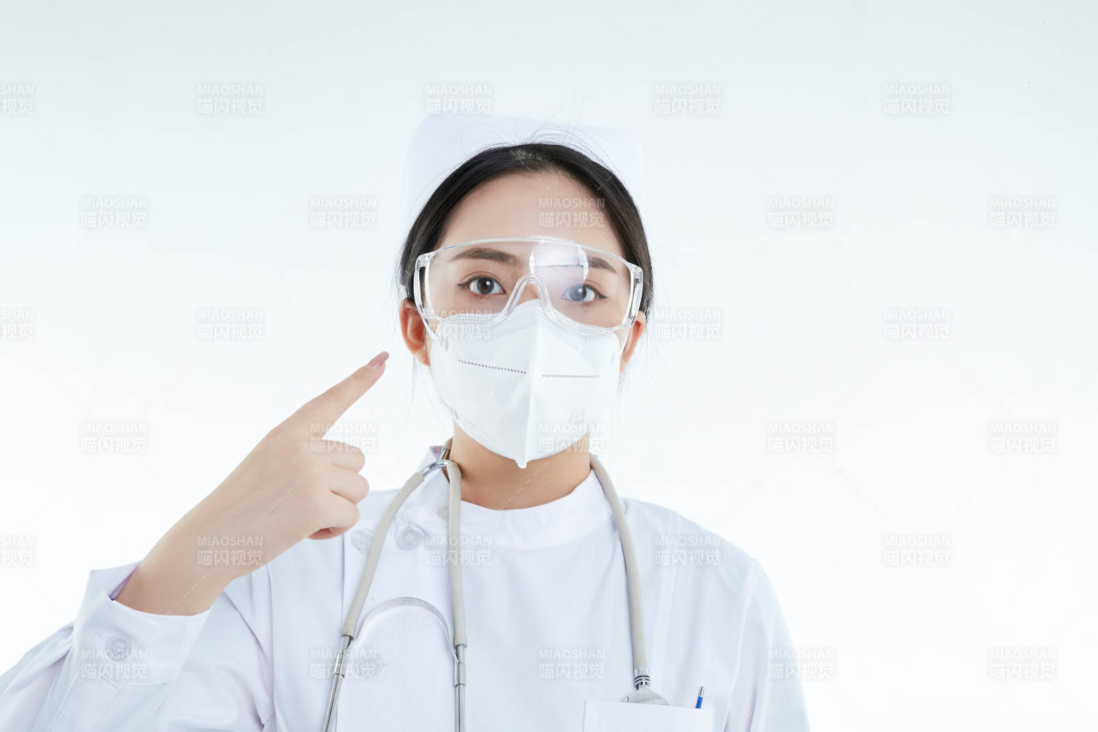 女性医护人员展示规范的口罩正确佩戴方式图片