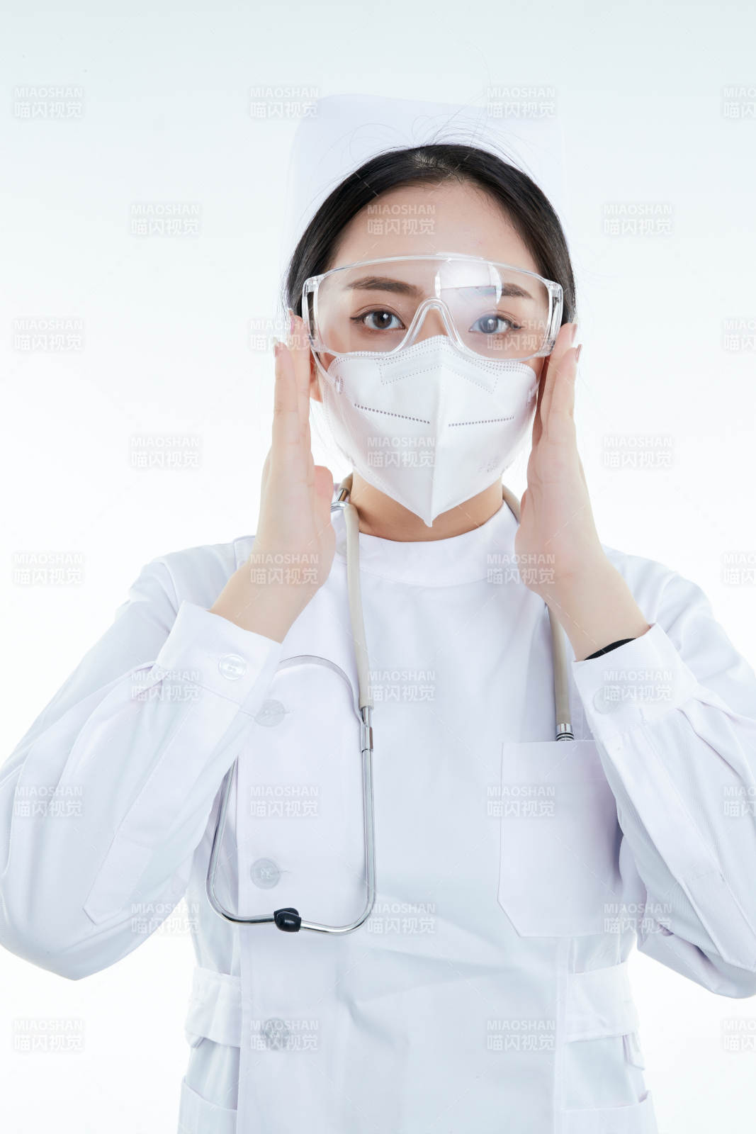 女性医护人员展示规范的口罩正确佩戴方式图片