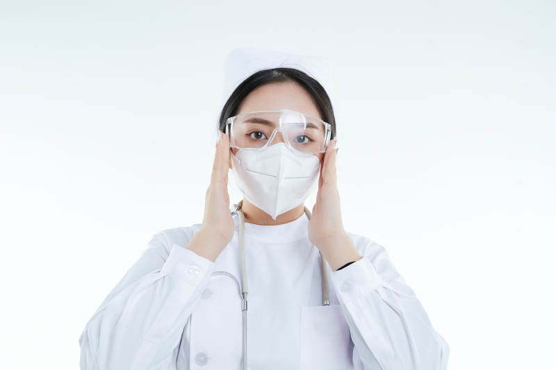 女性医护人员展示规范的口罩正确佩戴方式图片