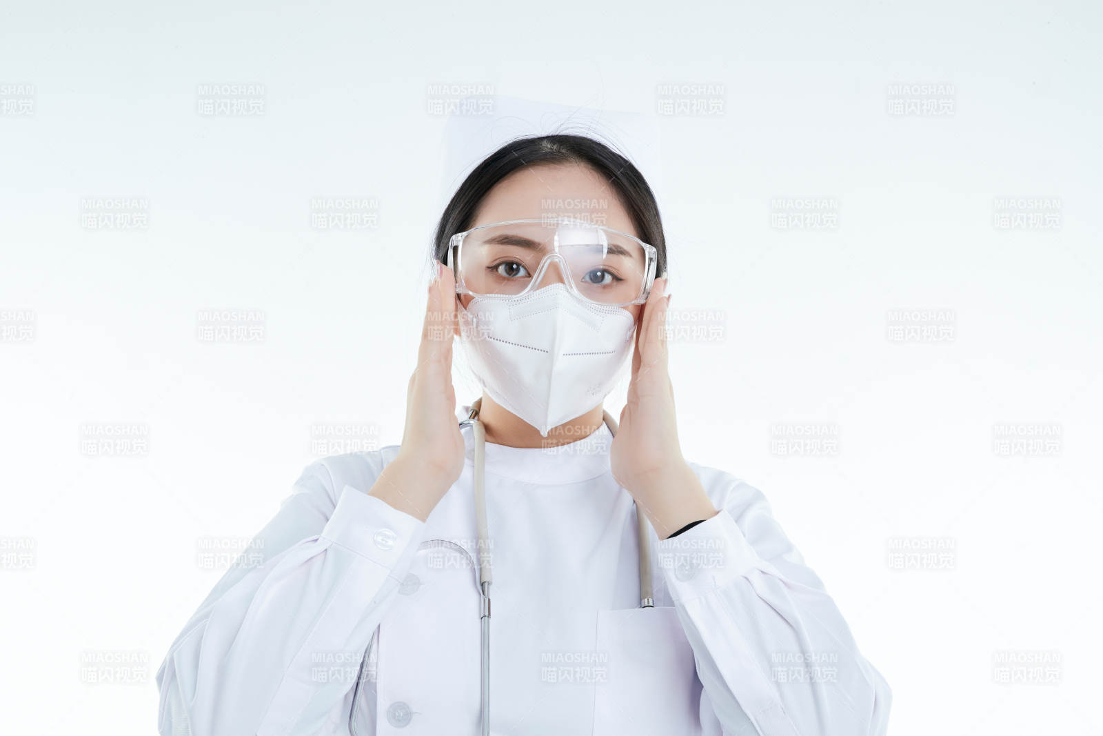 女性医护人员展示规范的口罩正确佩戴方式图片