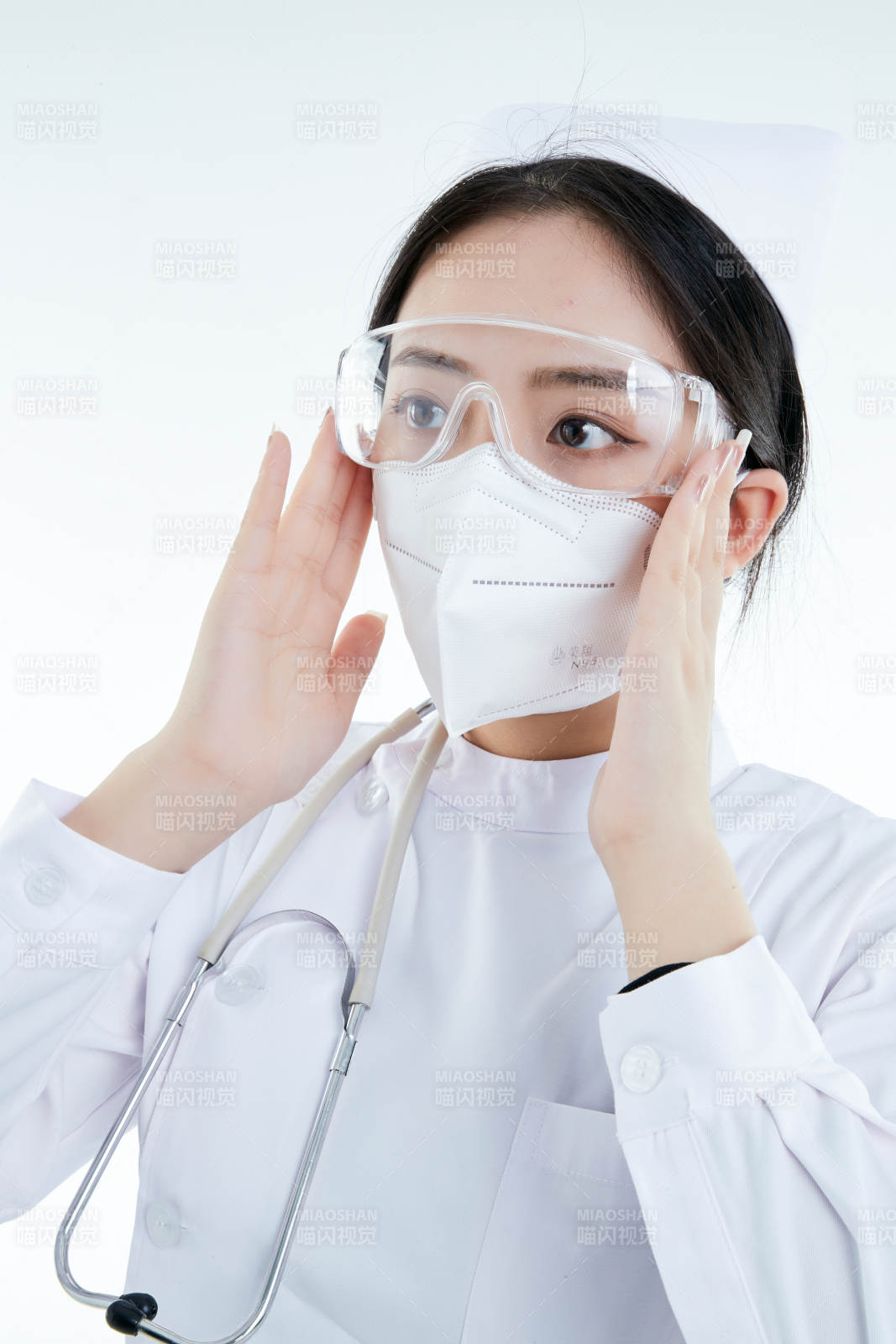 女性医护人员展示规范的口罩正确佩戴方式图片