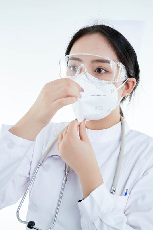 女性医护人员展示规范的口罩正确佩戴方式图片