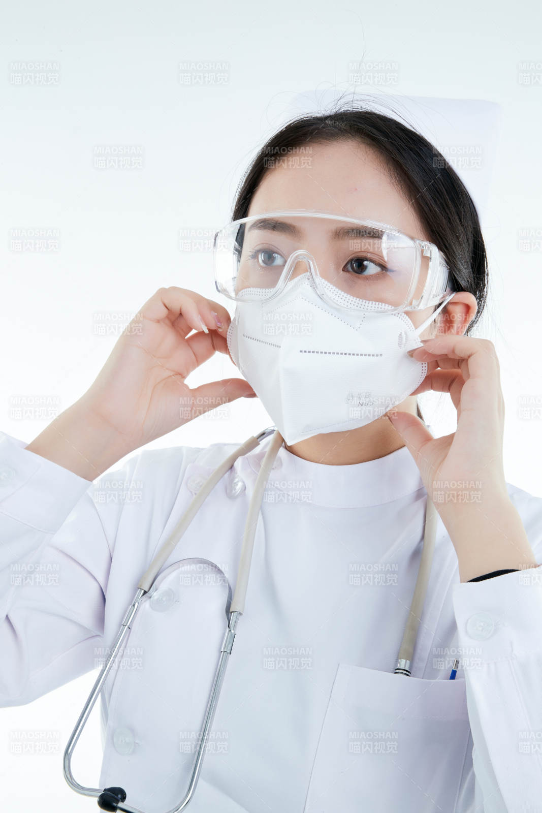 女性医护人员展示规范的口罩正确佩戴方式图片