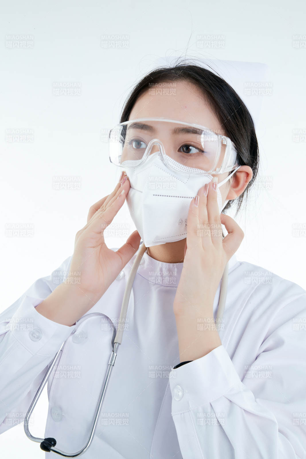 女性医护人员展示规范的口罩正确佩戴方式图片