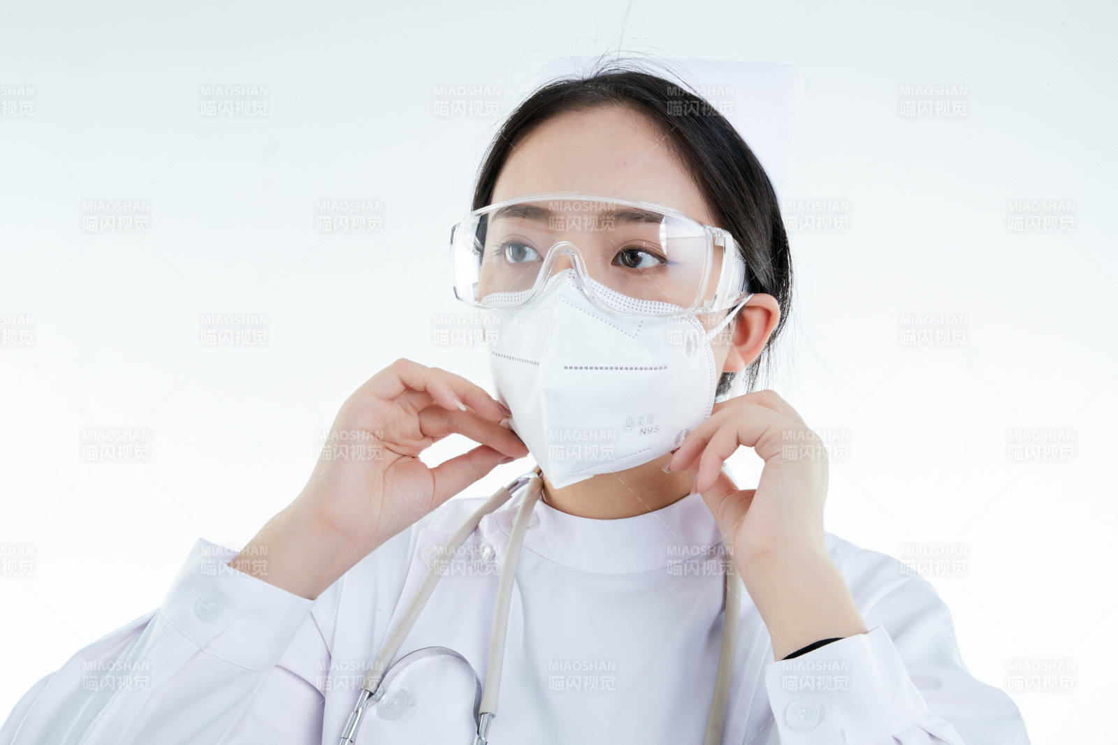 女性医护人员展示规范的口罩正确佩戴方式图片