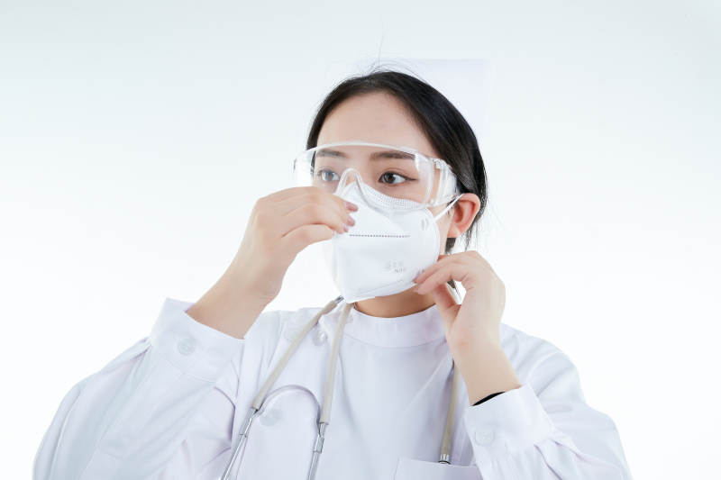 女性医护人员展示规范的口罩正确佩戴方式图片
