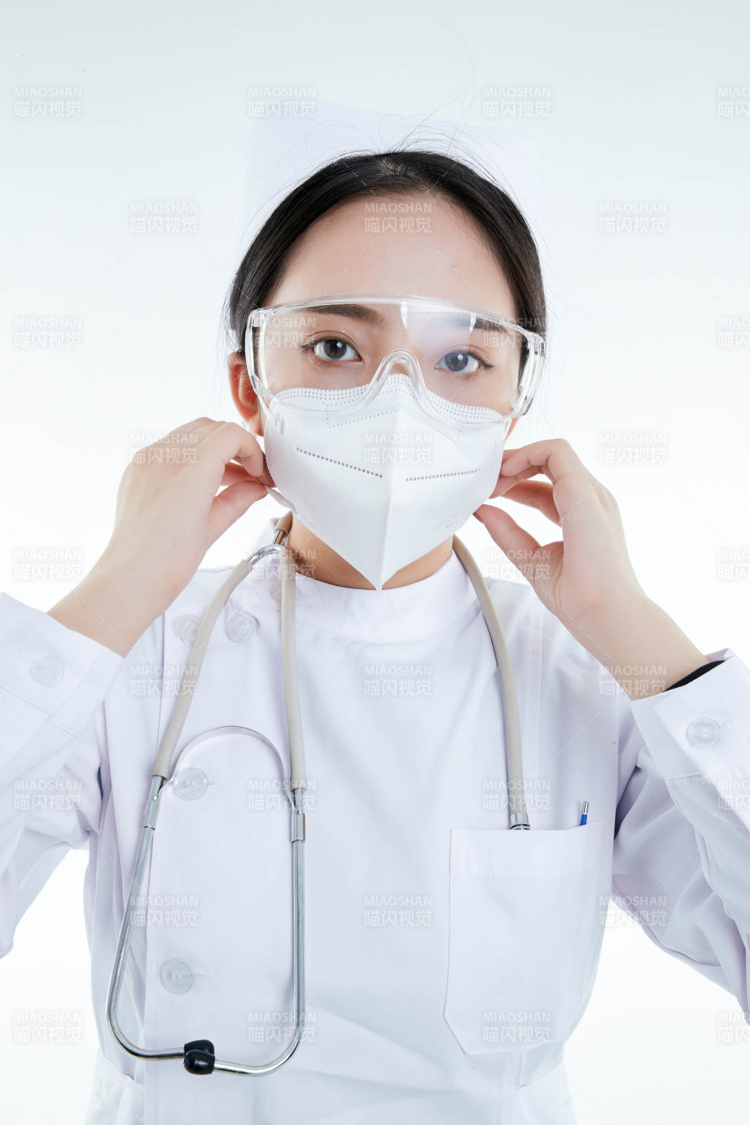 女性医护人员展示规范的口罩正确佩戴方式图片