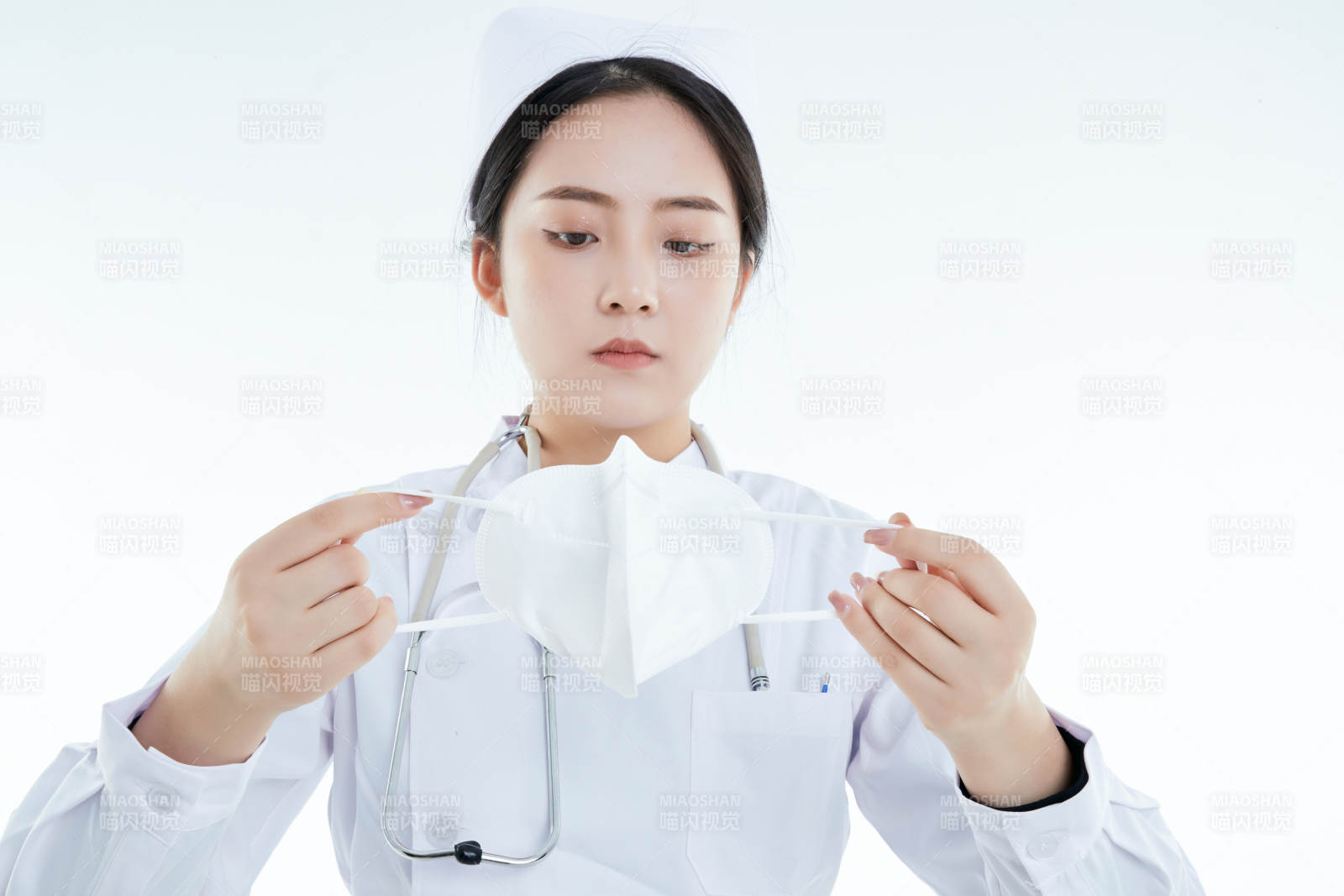 女性医护人员展示规范的口罩正确佩戴方式图片