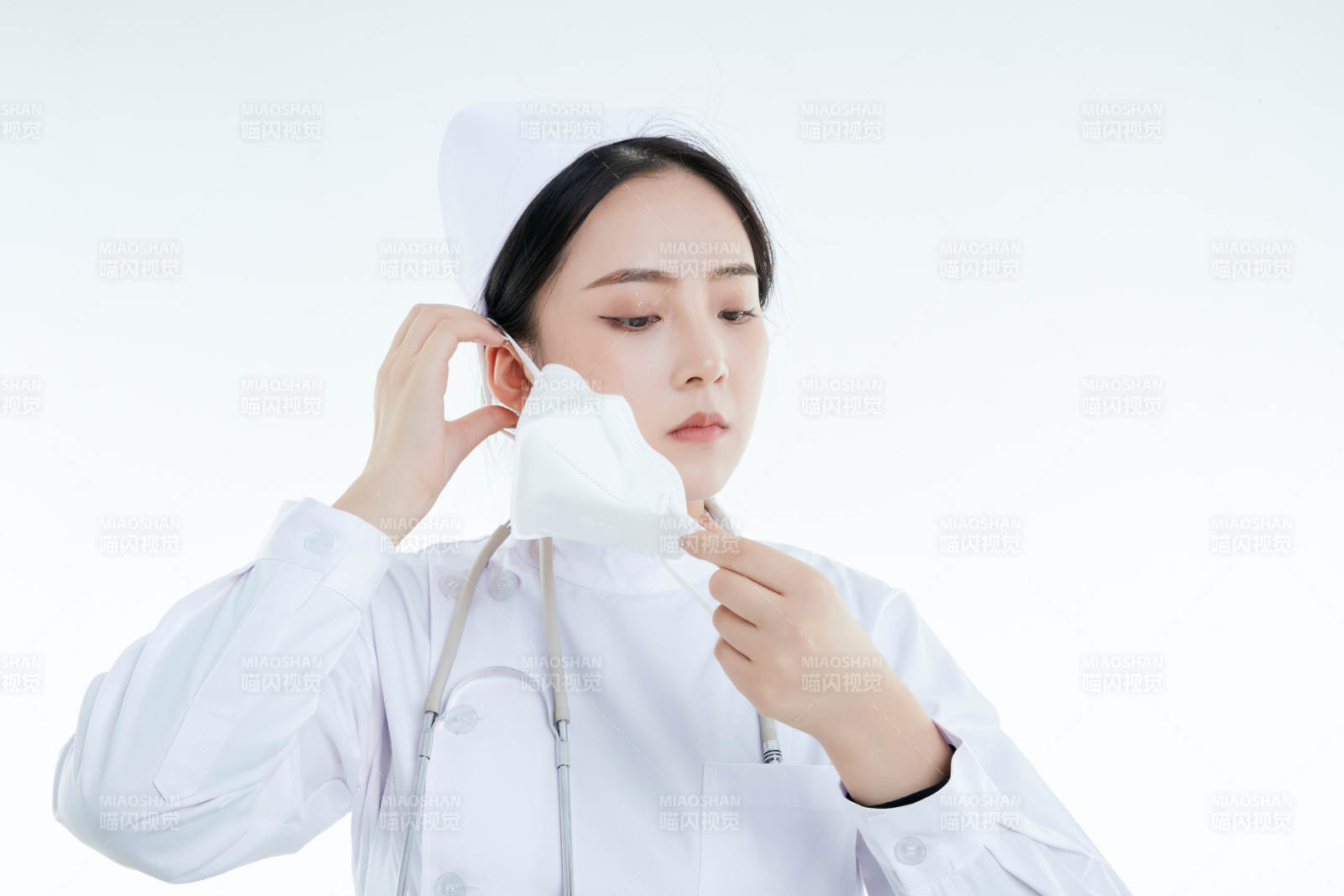 女性医护人员展示规范的口罩正确佩戴方式图片
