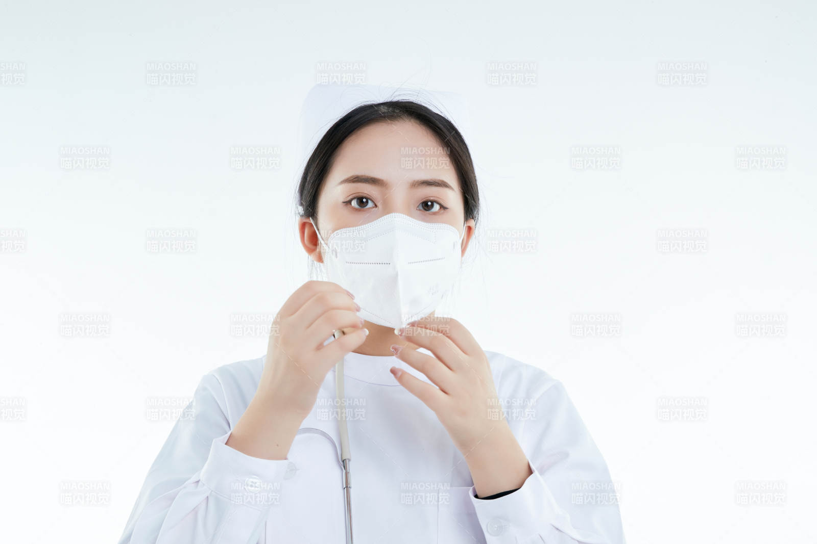 女性医护人员展示规范的口罩正确佩戴方式图片