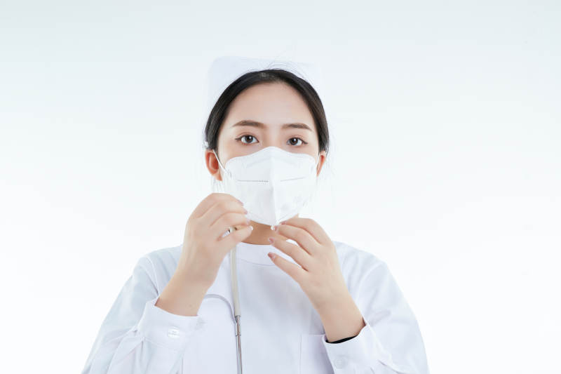女性医护人员展示规范的口罩正确佩戴方式图片