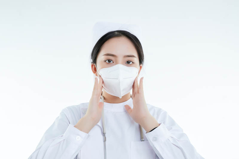 女性医护人员展示规范的口罩正确佩戴方式图片