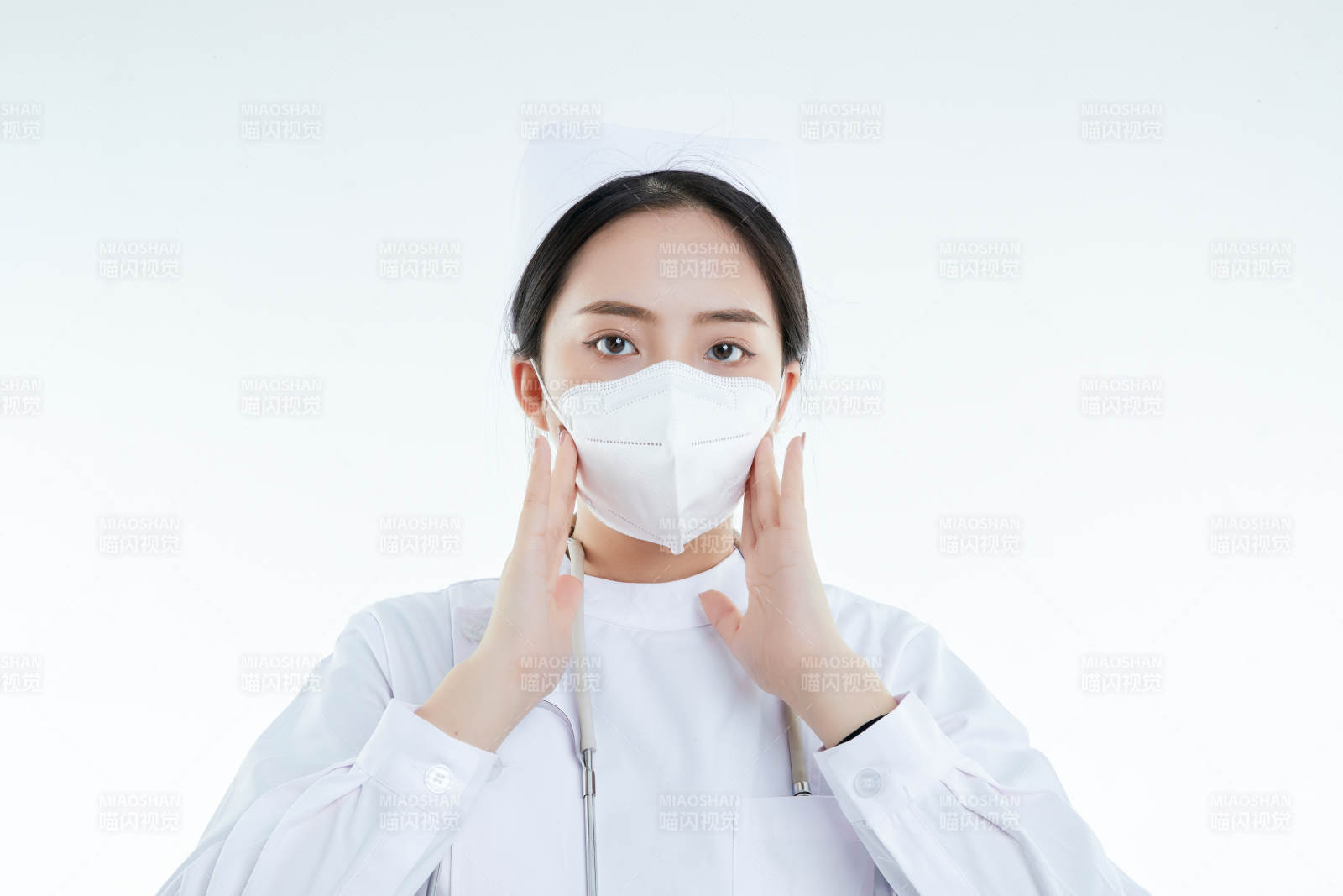 女性医护人员展示规范的口罩正确佩戴方式图片