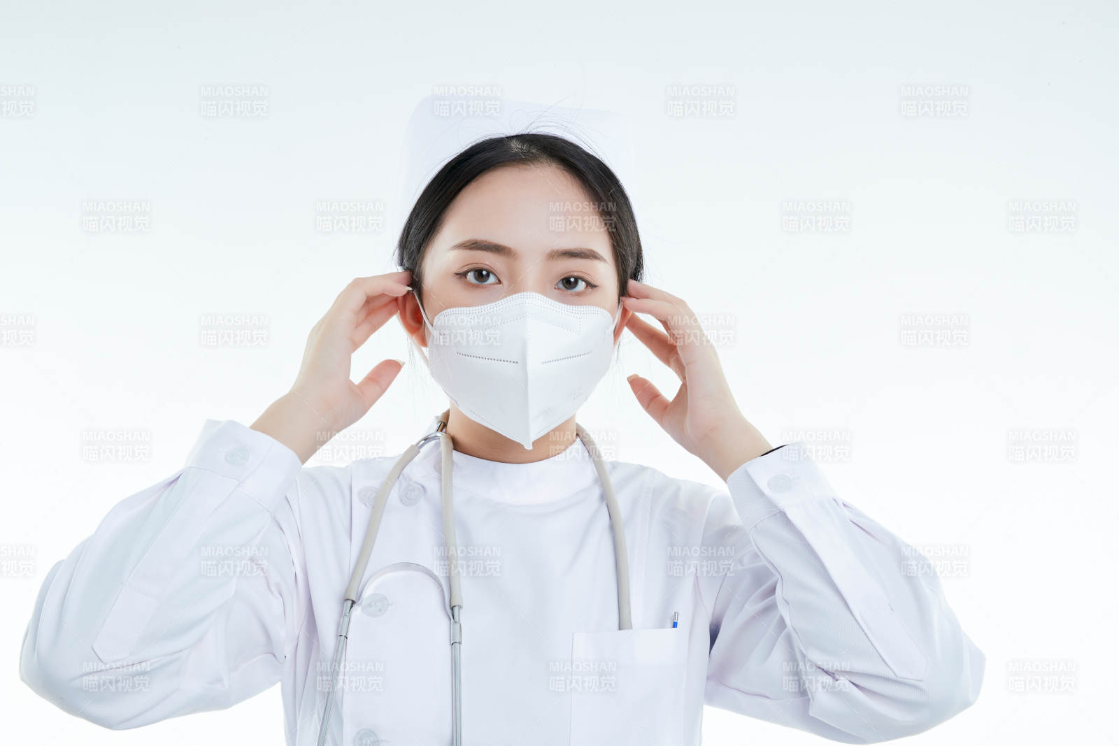 女性医护人员展示规范的口罩正确佩戴方式图片