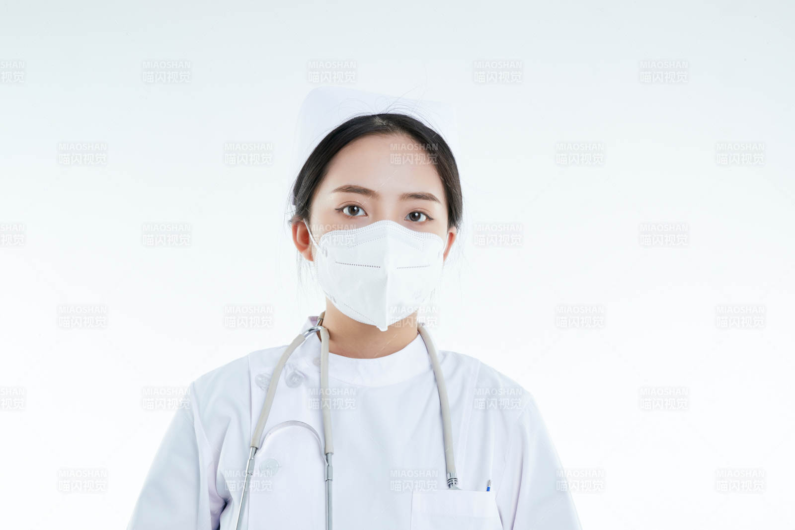 女性医护人员展示规范的口罩正确佩戴方式图片