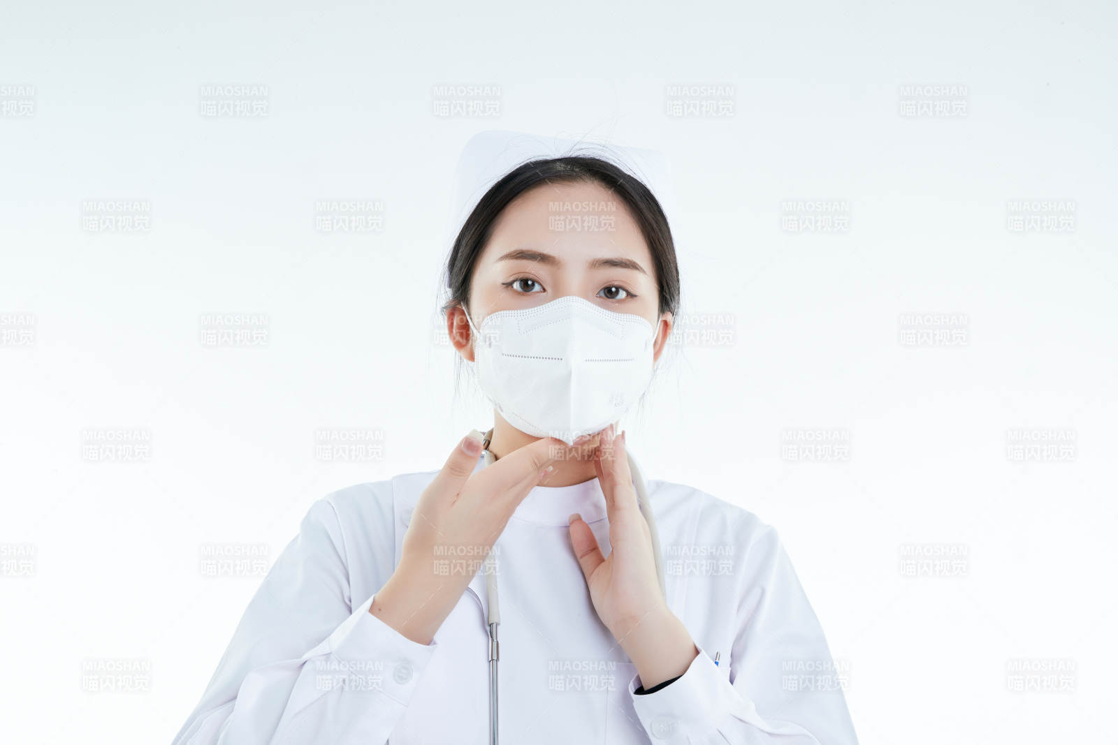 女性医护人员展示规范的口罩正确佩戴方式图片