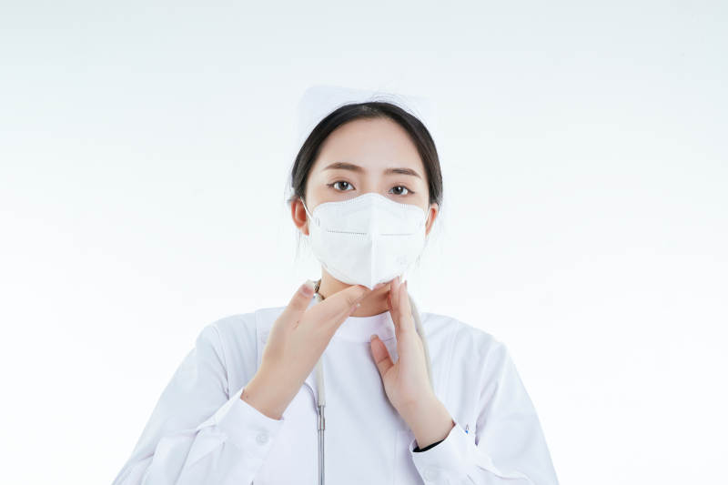 女性医护人员展示规范的口罩正确佩戴方式图片