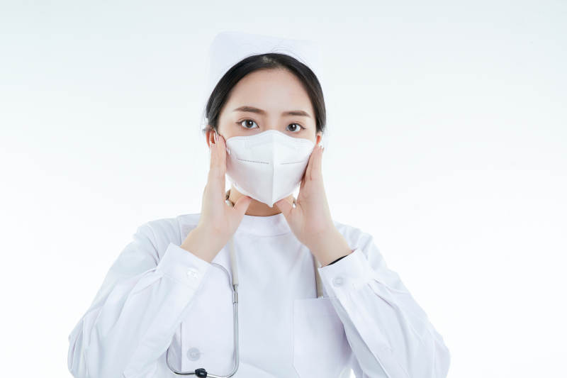 女性医护人员展示规范的口罩正确佩戴方式图片