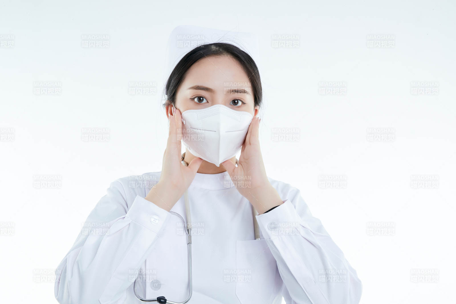 女性医护人员展示规范的口罩正确佩戴方式图片