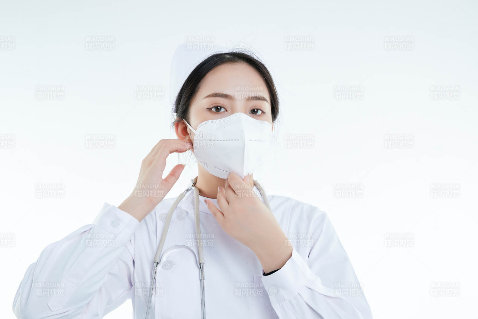 女性医护人员展示规范的口罩正确佩戴方式图片