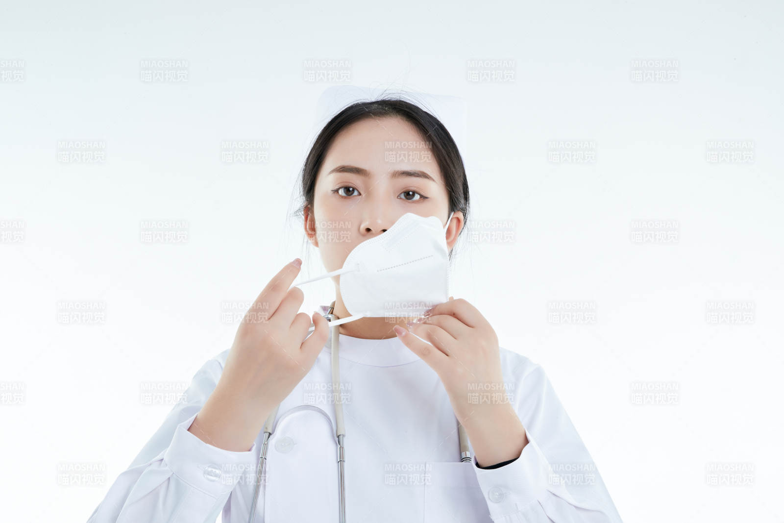 女性医护人员展示规范的口罩正确佩戴方式图片
