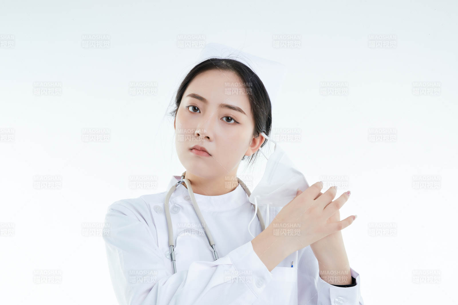 女性医护人员展示规范的口罩正确佩戴方式图片