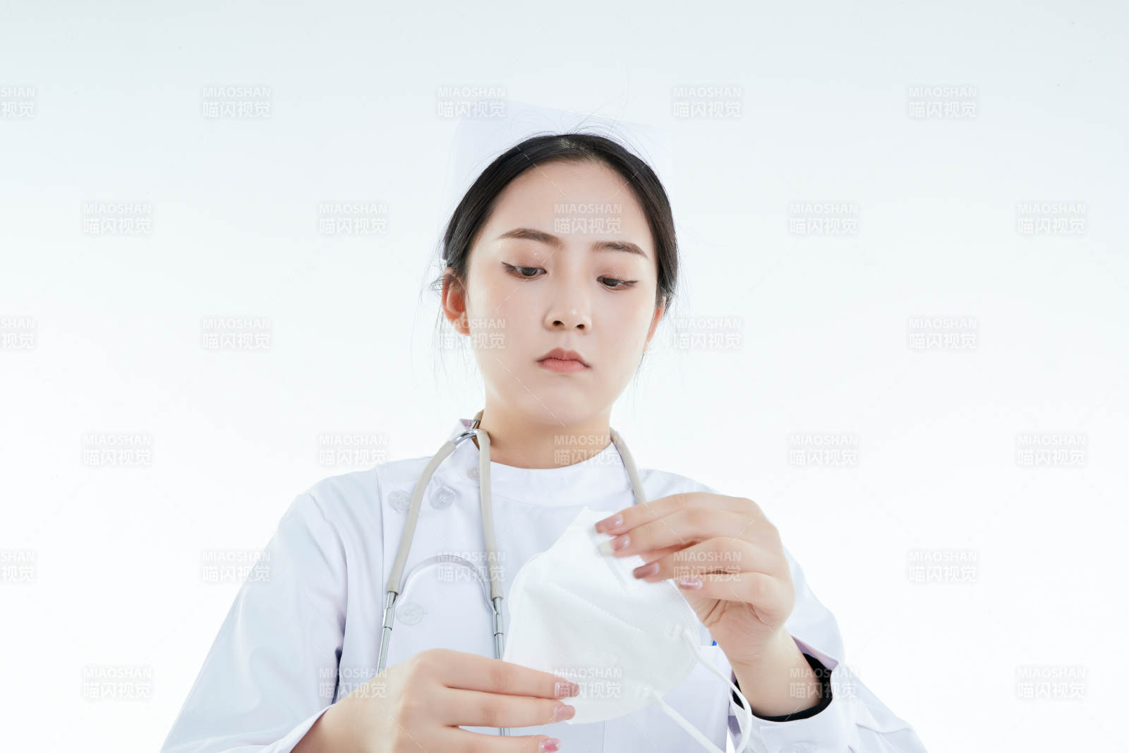 女性医护人员展示规范的口罩正确佩戴方式图片