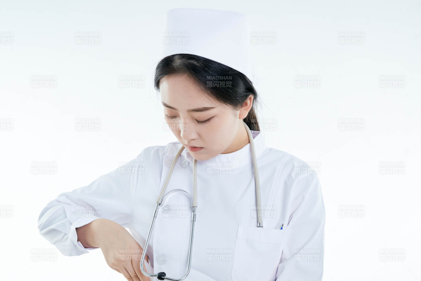 女性医护人员展示规范的口罩正确佩戴方式图片