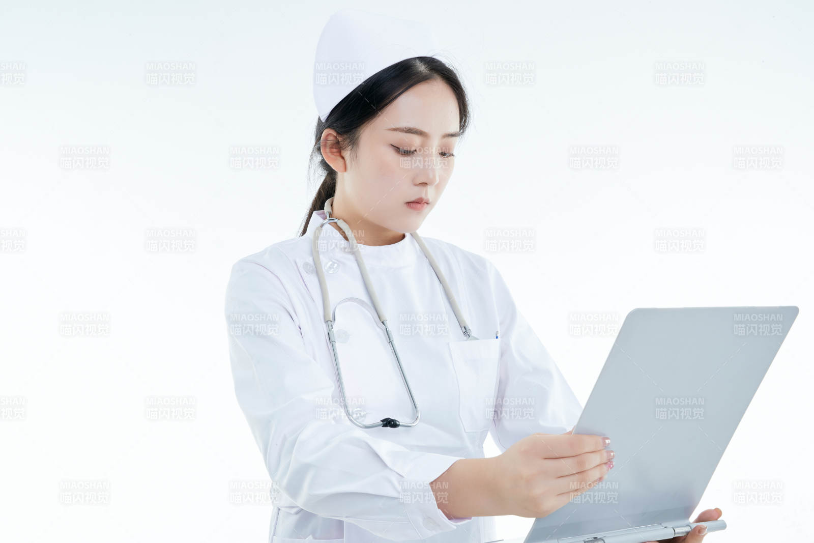 白背景里穿护士服手持病历夹的美女护士图片