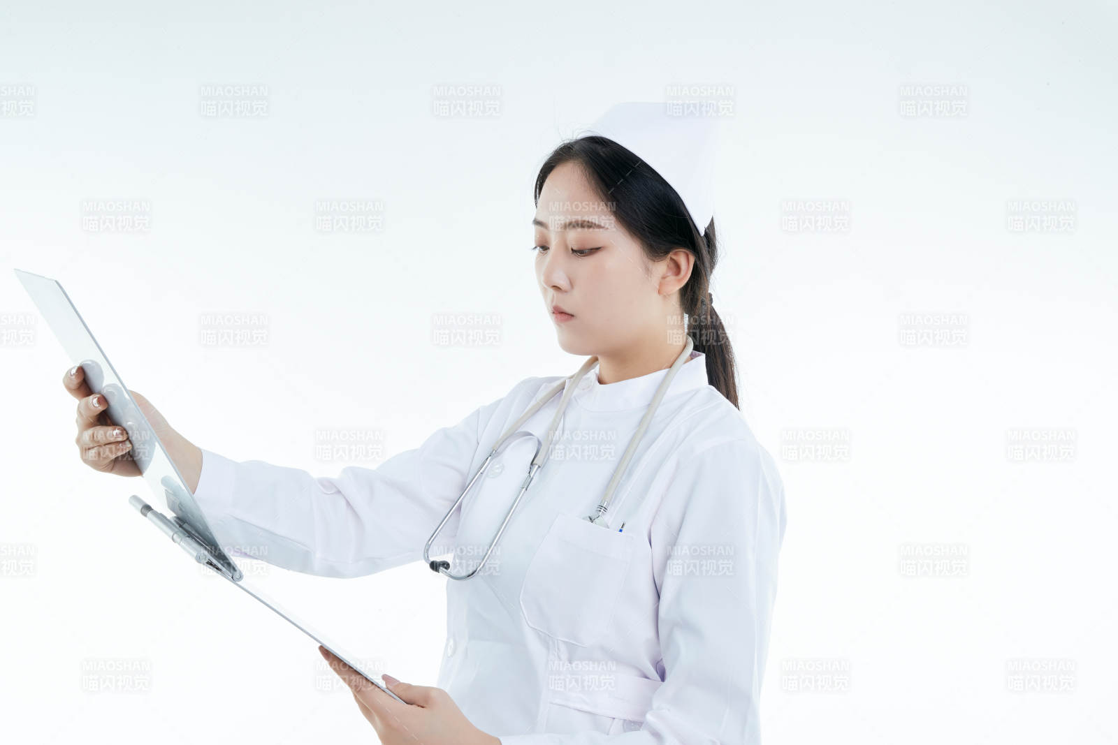 白背景里穿护士服手持病历夹的美女护士图片