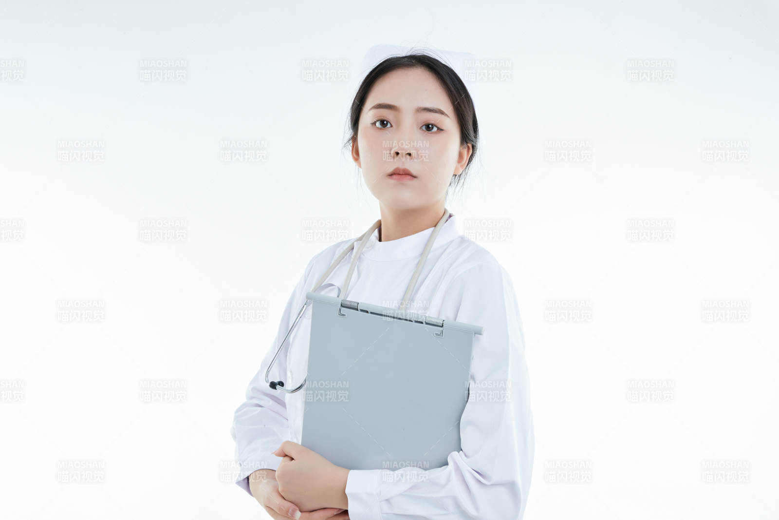 白背景里穿护士服手持病历夹的美女护士图片