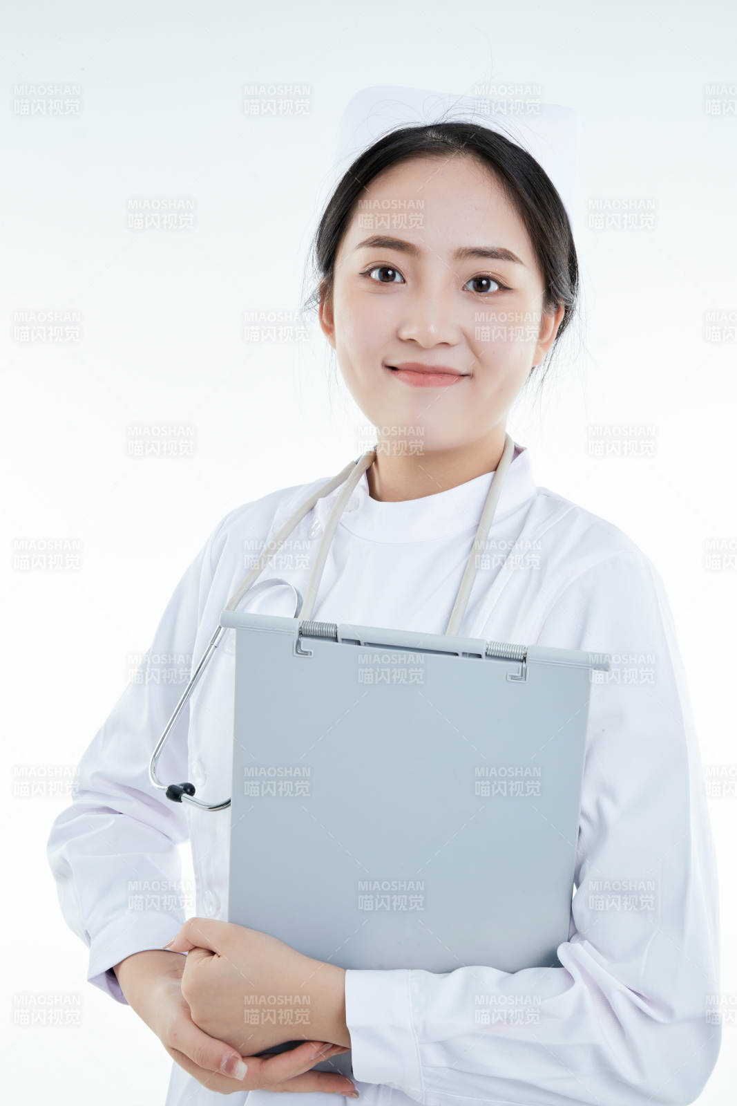 白背景里穿护士服手持病历夹的美女护士图片