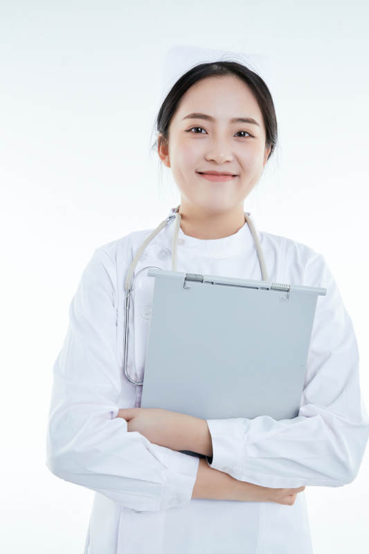 白背景里穿护士服手持病历夹的美女护士图片