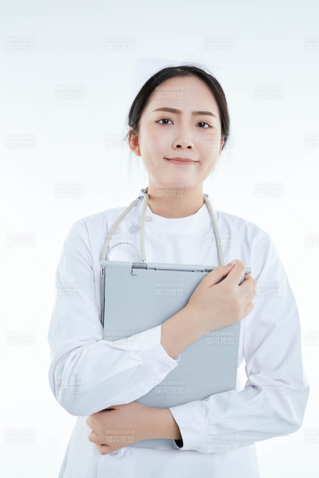 白背景里穿护士服手持病历夹的美女护士图片